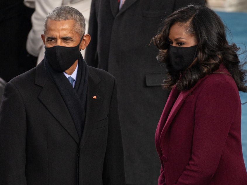 caption: Former President Barack Obama and former first lady Michelle Obama arrive at President Biden's inauguration.