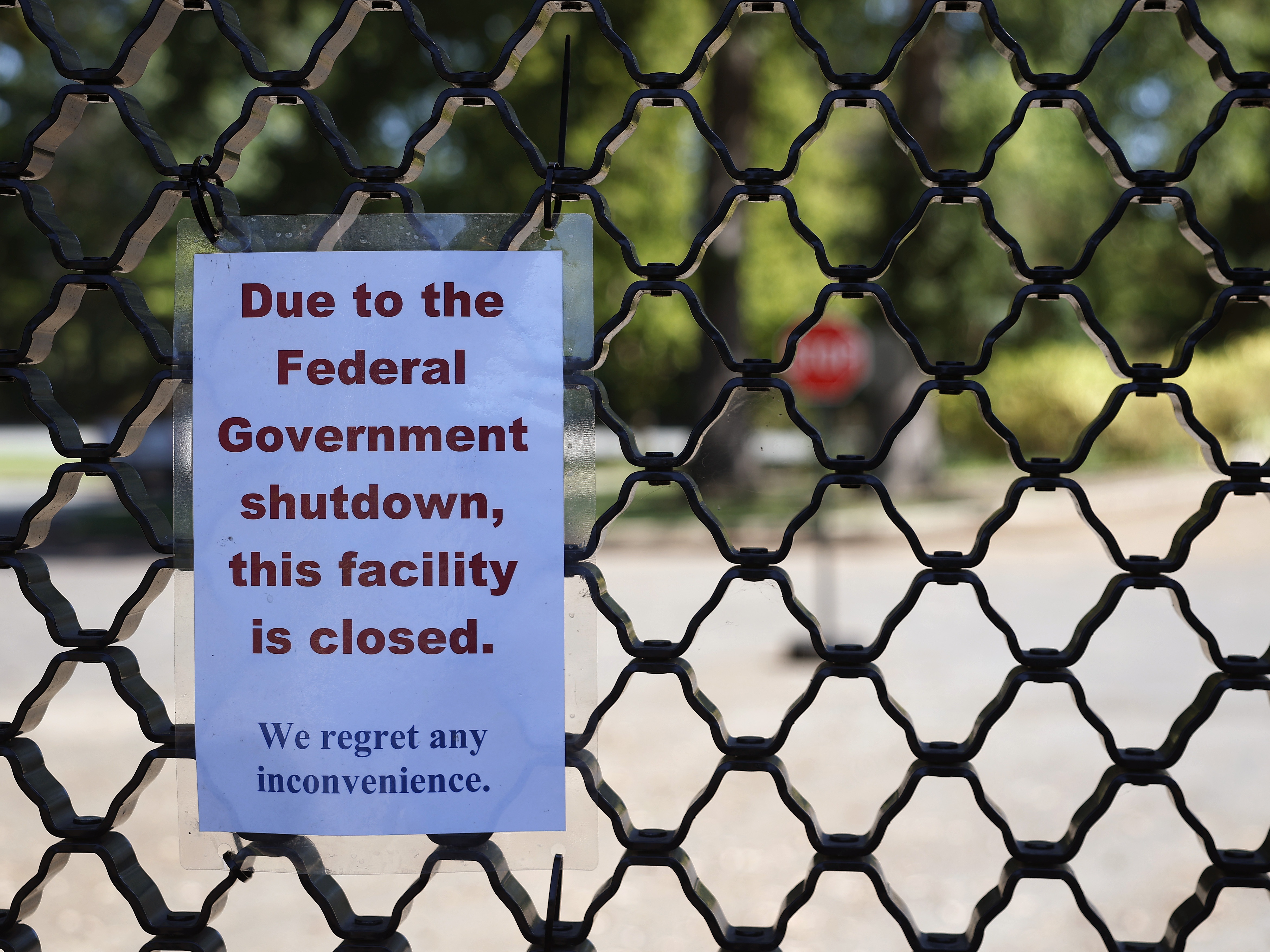 caption: A sign on the entrance to the U.S. National Arboretum, which is closed due to the federal government shutdown.