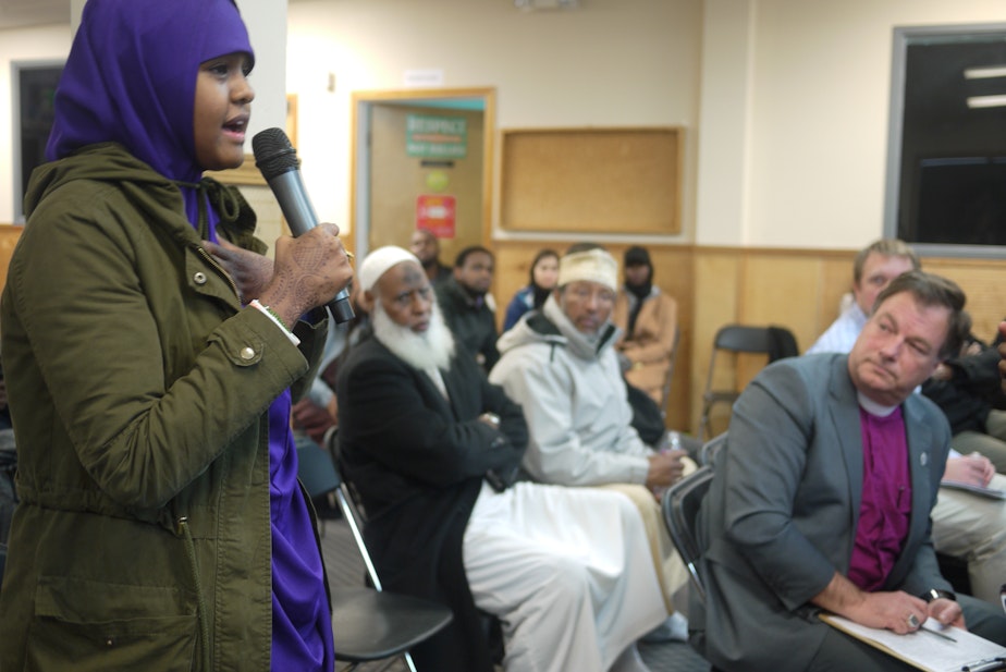 caption: High school student Ifrah Hirsi speaks to Sen. Maria Cantwell at a community meeting in Tuwkila
