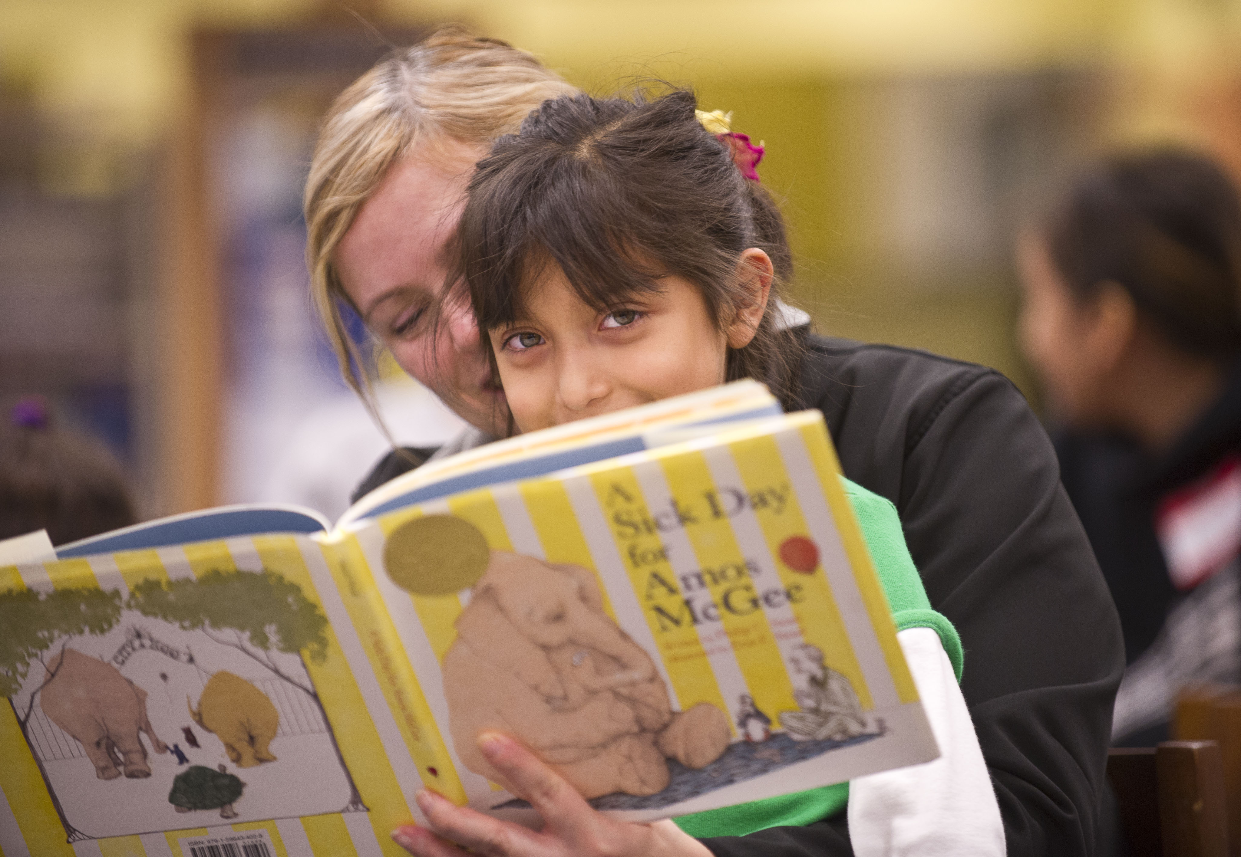 caption: Mother and daughter at a Prime Time reading event in the city of Kennewick, Washington.