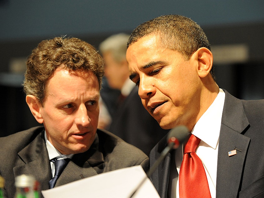 caption: Former U.S. Secretary of the Treasury Timothy Geithner and President Barack Obama  at the G20 London Summit, 2 April 2009.
