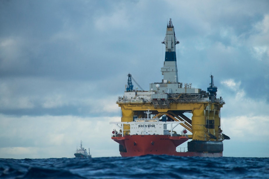 caption: Shell's Polar Pioneer drill rig on its way to Seattle aboard the semisubmersible Blue Marlin.