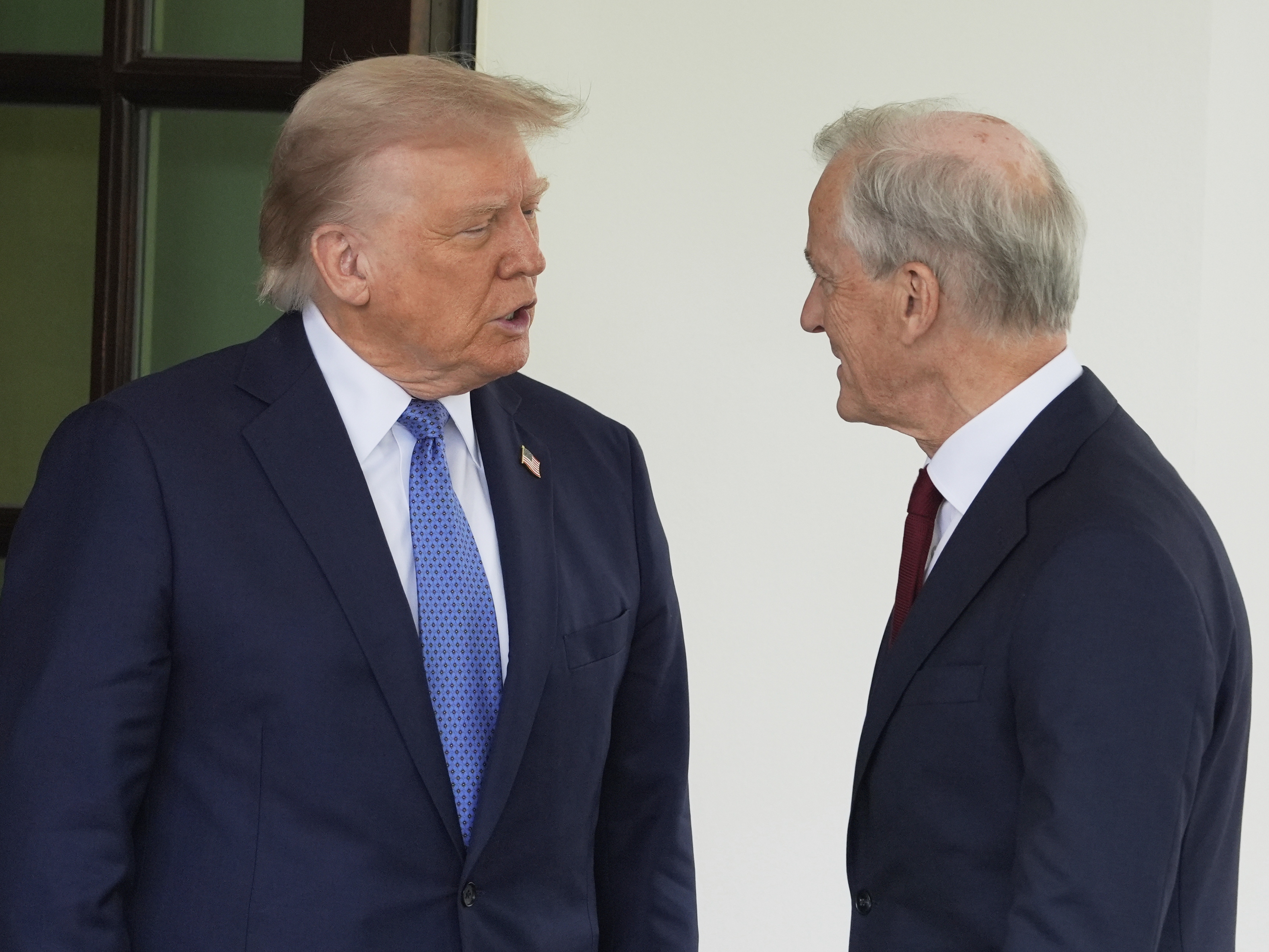 caption: President Donald Trump greets Norwegian Prime Minister Jonas Gahr Støre, upon his arrival at the White House, Thursday, April 24, 2025, in Washington.