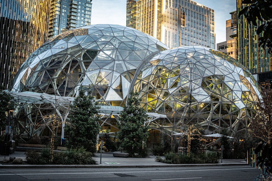 caption: Amazon Spheres, 7th Avenue, Seattle, WA, USA 