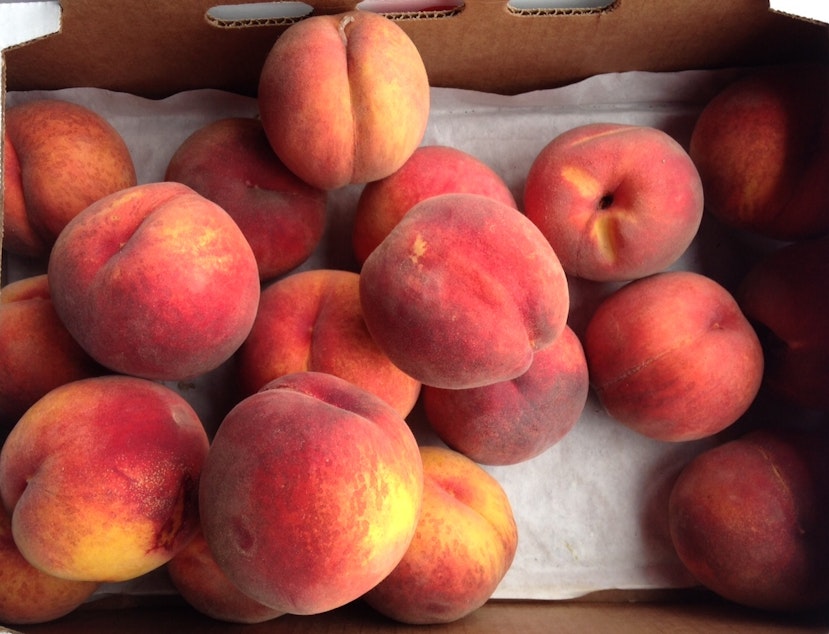 caption: Peaches at the Tonnemakers farm stand, Phinney Ridge Farmers Market