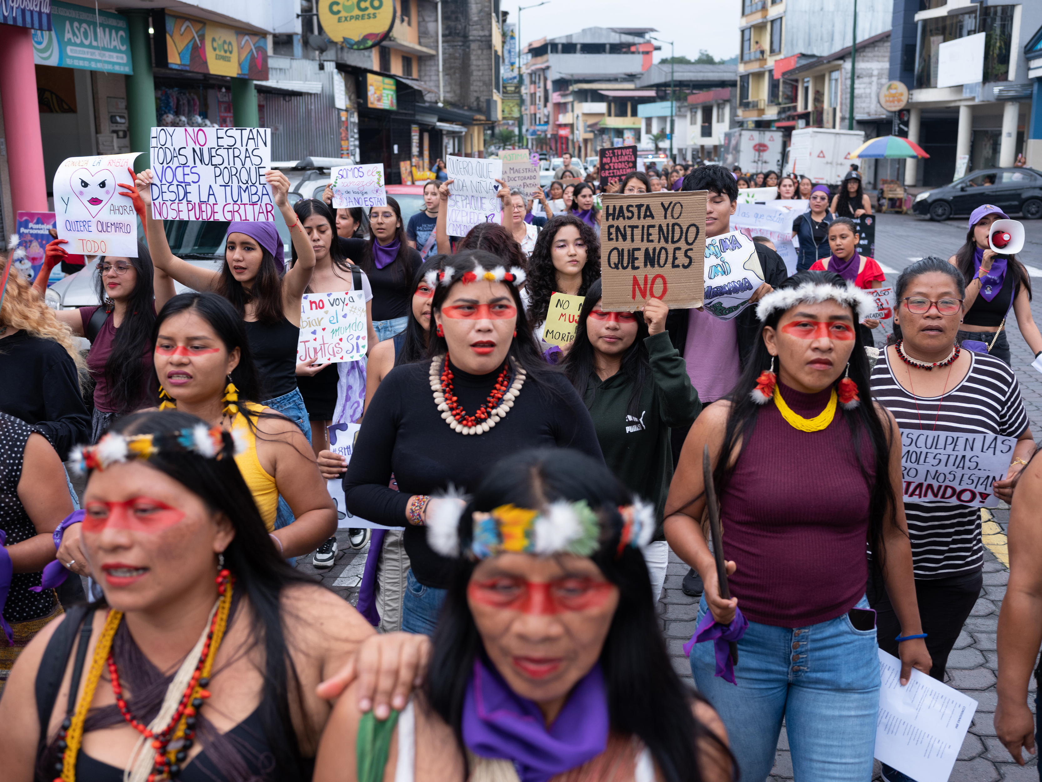 caption: Mujeres indígenas participan en la marcha en Puyo, Ecuador, el 8 de marzo de 2024.