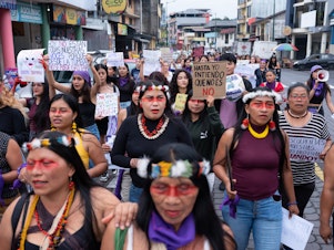 caption: Mujeres indígenas participan en la marcha en Puyo, Ecuador, el 8 de marzo de 2024.