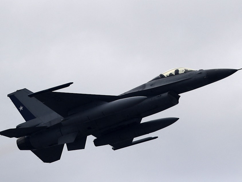 caption: An F-16 fighter jet is pictured in Santiago, Chile, in September 2023. The U.S. State Department is moving forward with sales to Turkey.