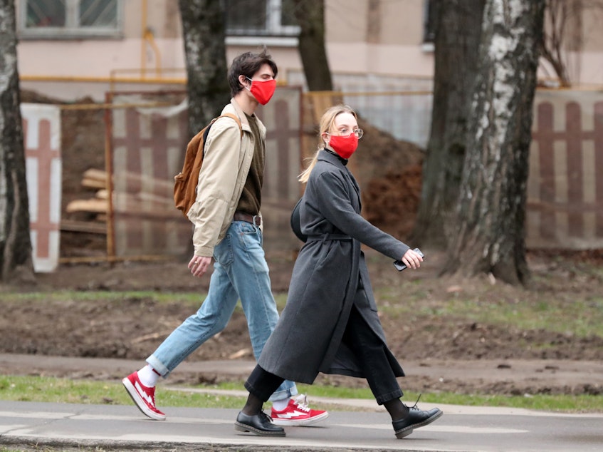 caption: Moscovites wears face masks during the pandemic of the novel coronavirus disease (COVID-19). The capital has been on lockdown in connection, with residents told to stay at home and go out for essential purposes only.