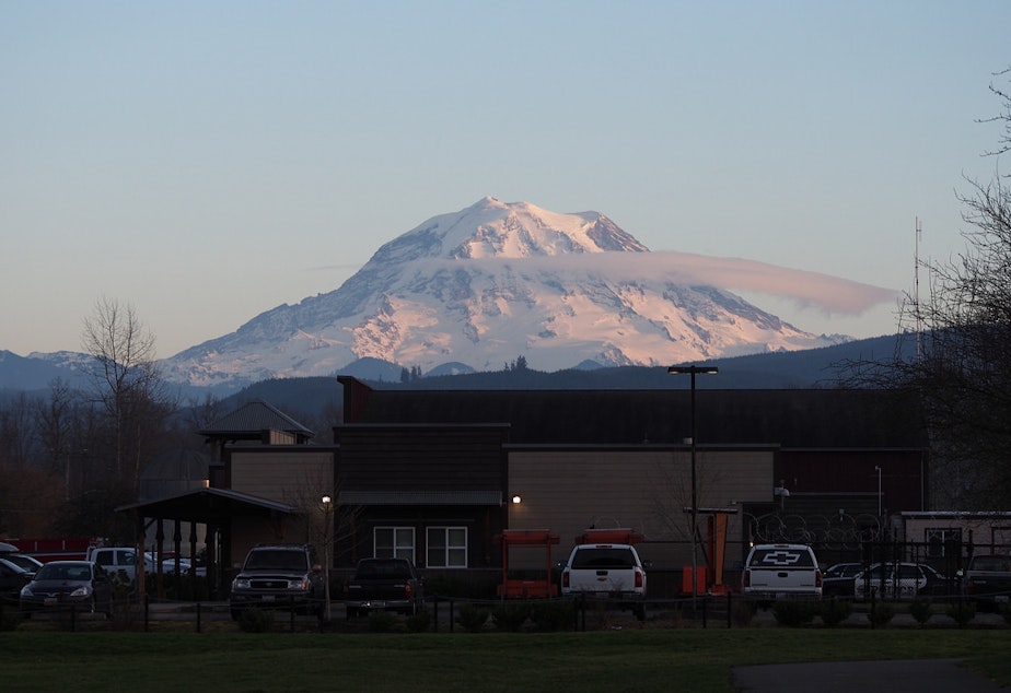 caption: Mount Rainier seen from the town of Orting, Washington.