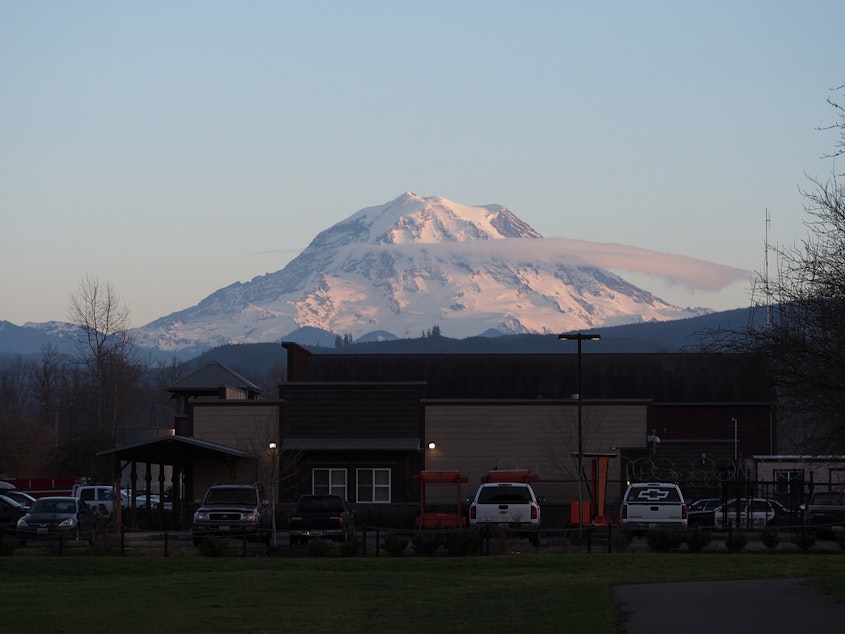 caption: Mount Rainier seen from the town of Orting, Washington.
