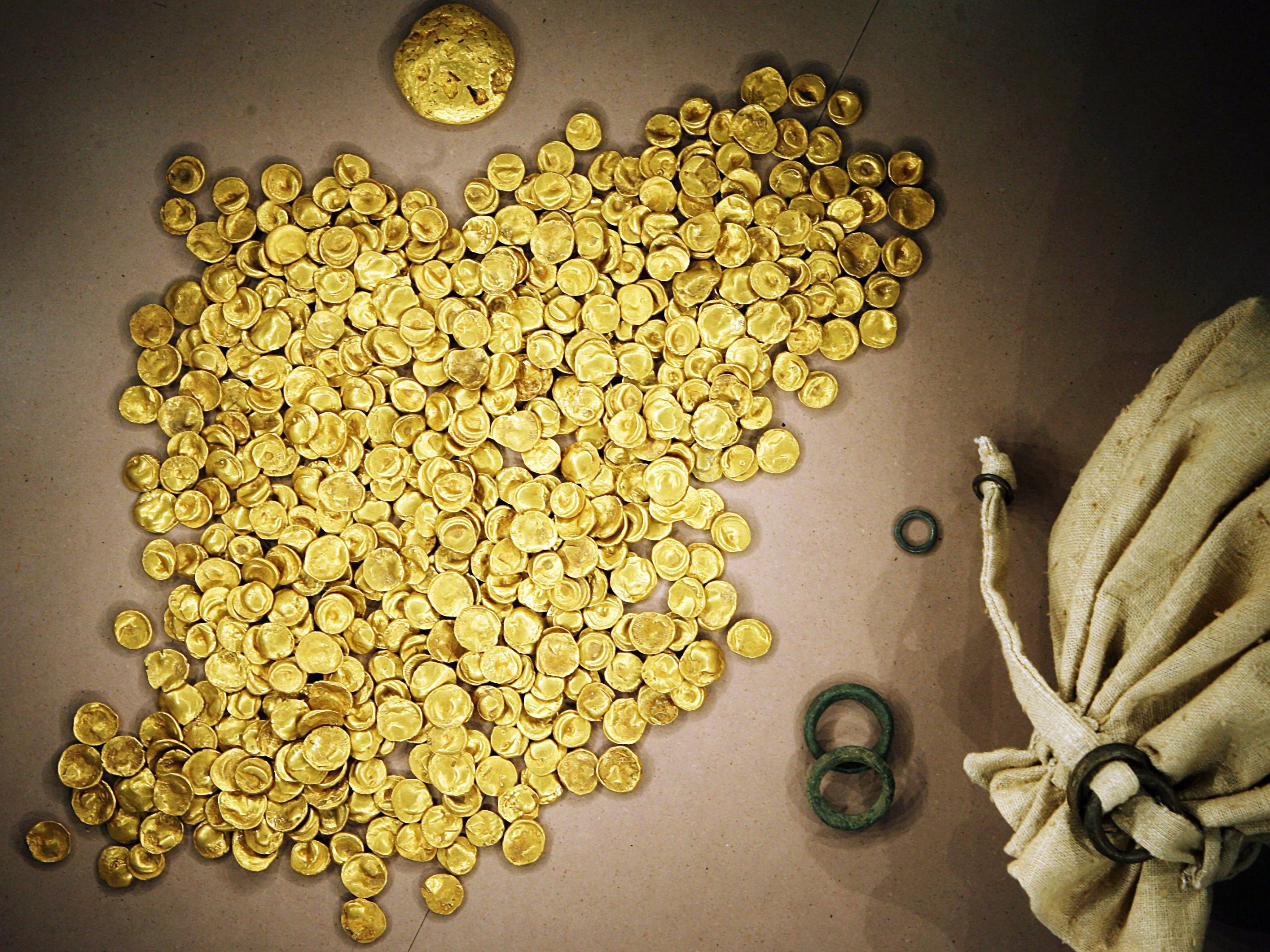 caption: Coins of the Celtic Treasure are on display at the local Celtic and Roman Museum in Manching, Germany, May 31, 2006. A senior official said Wednesday that organized crime groups were likely behind the theft of a huge horde of ancient gold coins stolen from a museum in southern Germany this week.