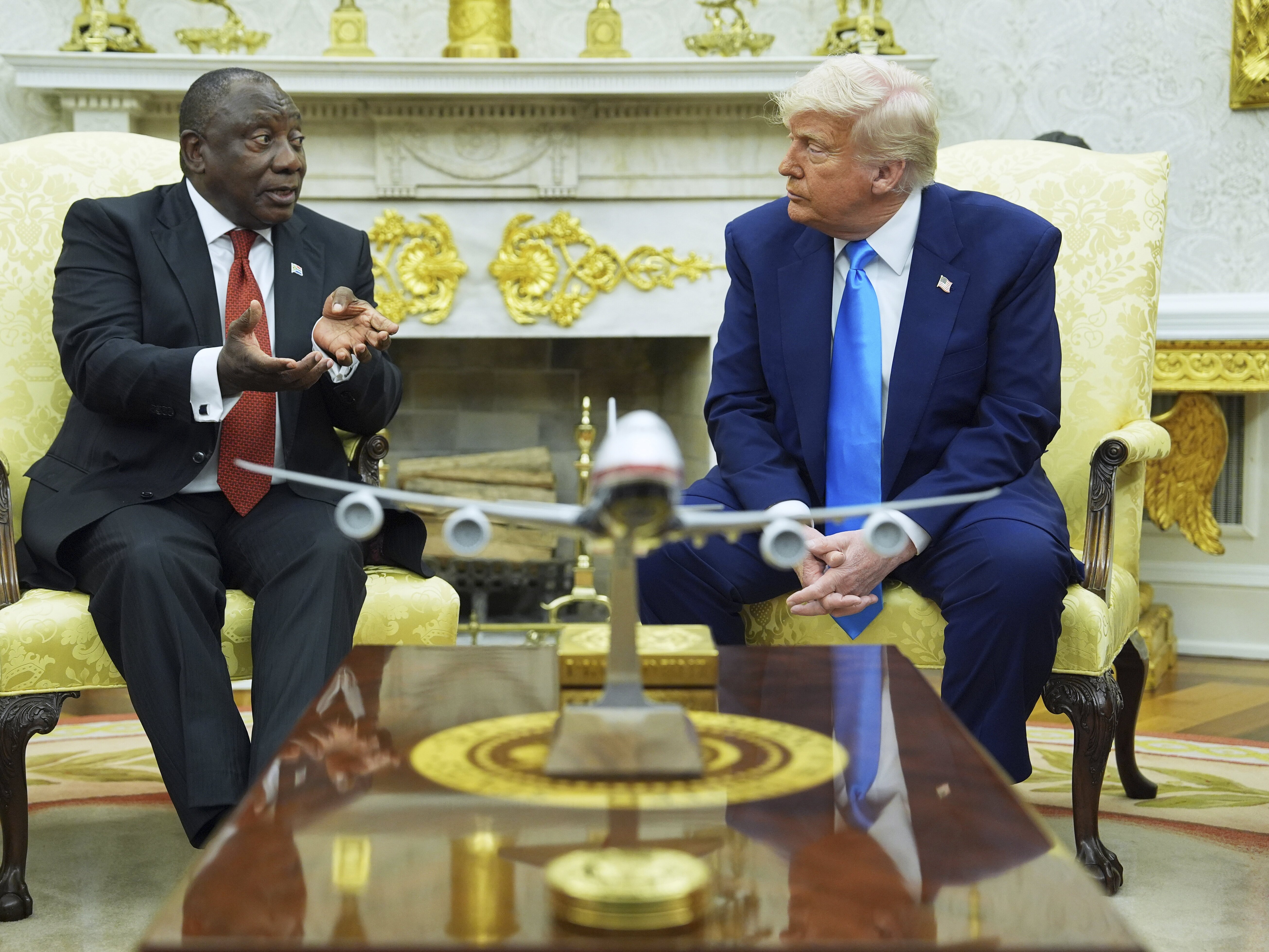 caption: South African President Cyril Ramaphosa and President Donald Trump in the Oval Office.