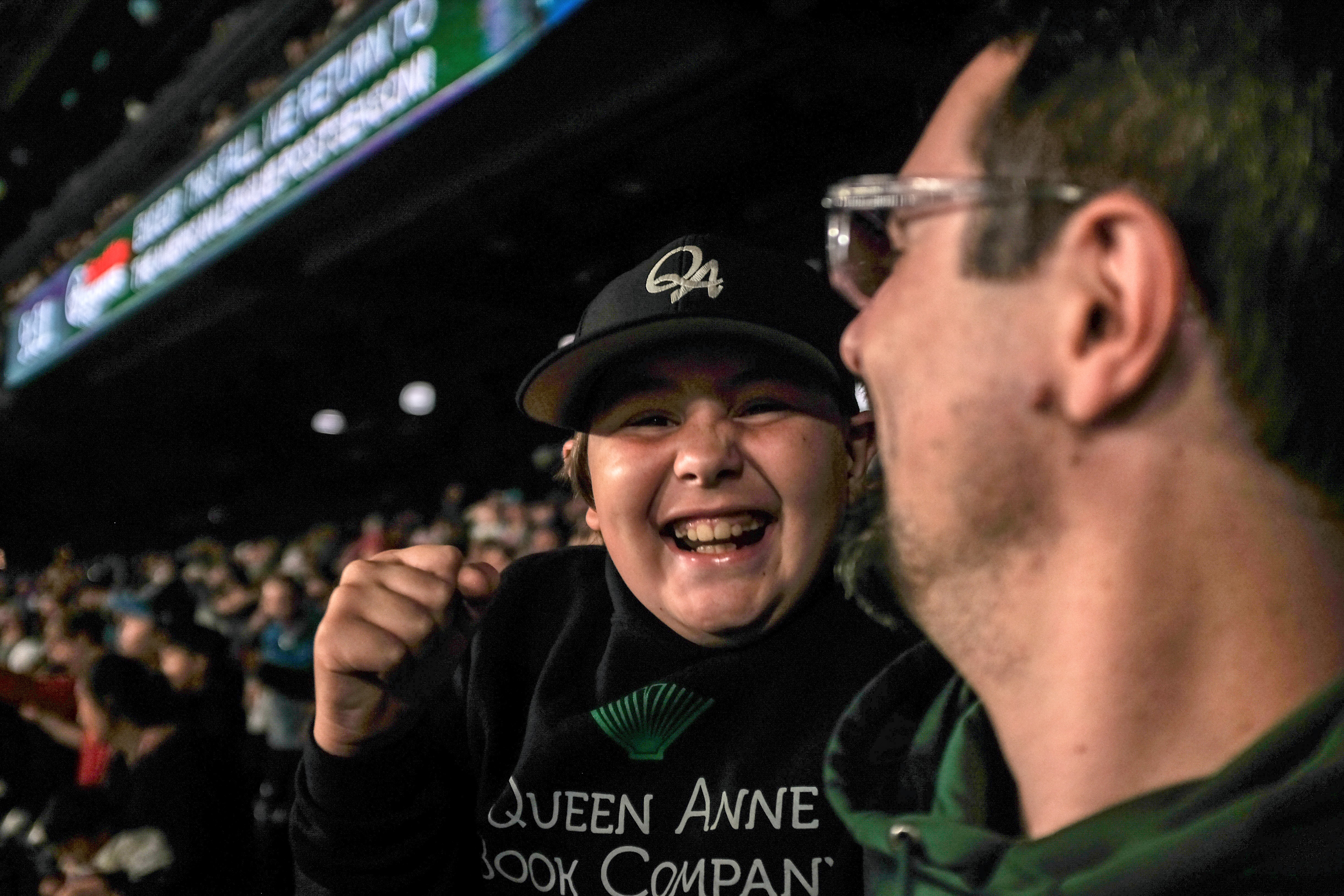 KUOW - Mariners fans celebrate a walk-off to the playoffs after waiting two  decades