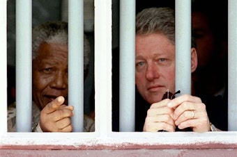 caption: Nelson Mandela and former US President Bill Clinton.