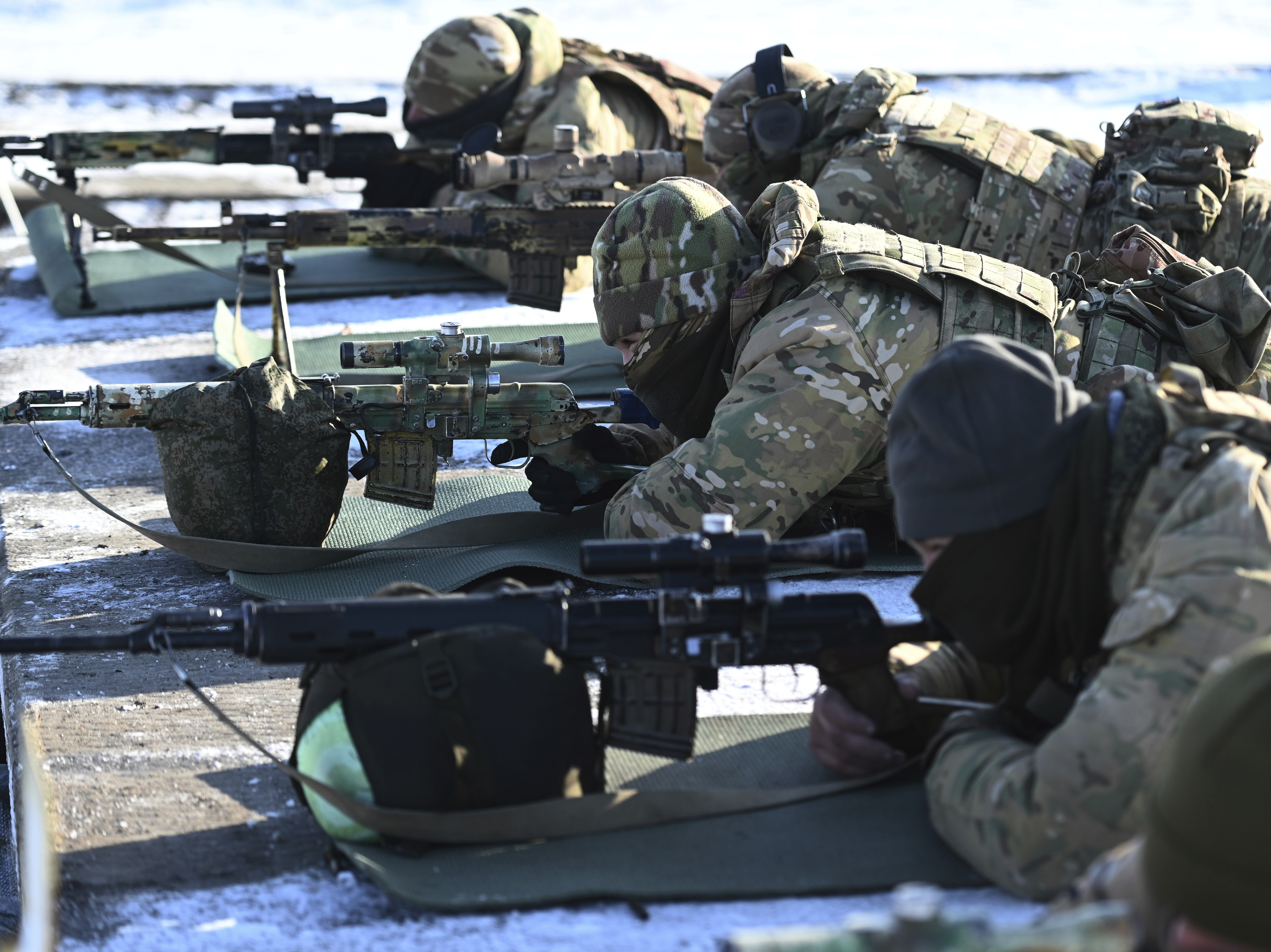 caption: Russian soldiers take part in drills at the Kadamovskiy firing range near the Russia-Ukraine border.