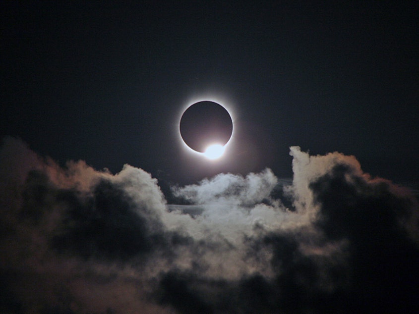 caption: The "diamond ring" phase of a total solar eclipse, taken right before totality. When the bright point disapears the inner corona becomes visable. 