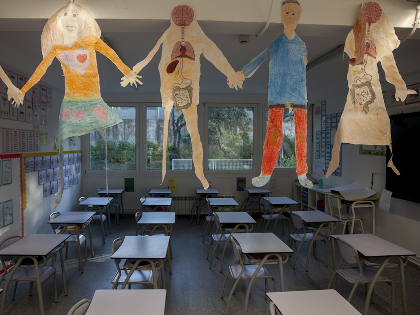 caption: An empty classroom during the pandemic in a school in Madrid.