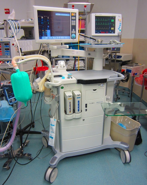 caption: Maquet Flow-i anesthesia machine.