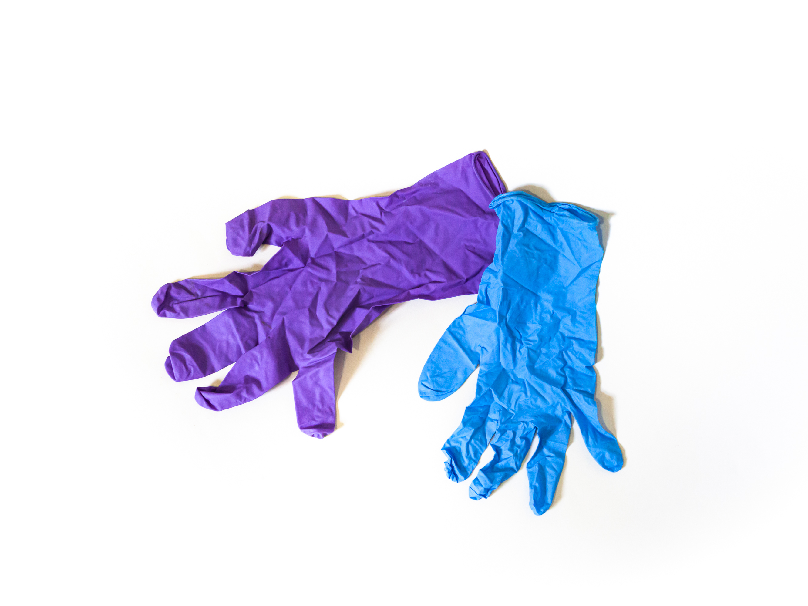caption: Some people are now wearing disposable gloves with the hope of getting some protection against coronavirus pathogens. What do doctors have to say about that?