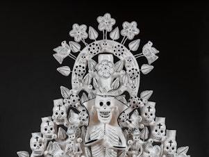 caption: <em>Catrina Reyna</em> (Fancy Lady Queen) by José Alfonso Soteno Fernández and Juan José Soteno Elias of Metepec, Mexico, 2016, polychrome ceramic and wire.