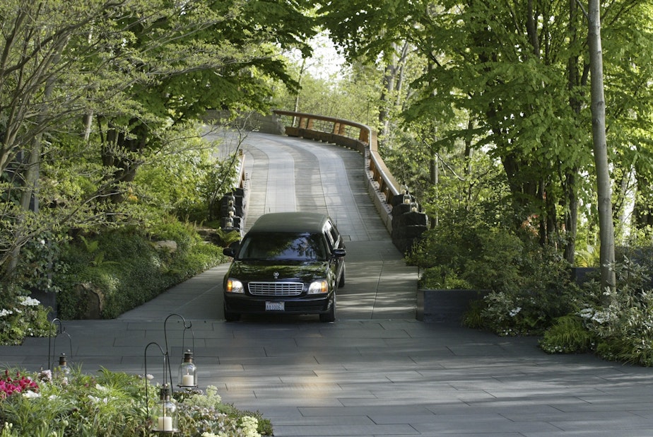 caption: A limousine carrying a guest for a dinner held in honor of visiting Chinese President Hu Jintao comes down the driveway of the home of Microsoft Chairman Bill Gates Tuesday, April 18, 2006, in the Seattle suburb of Medina, Wash. 