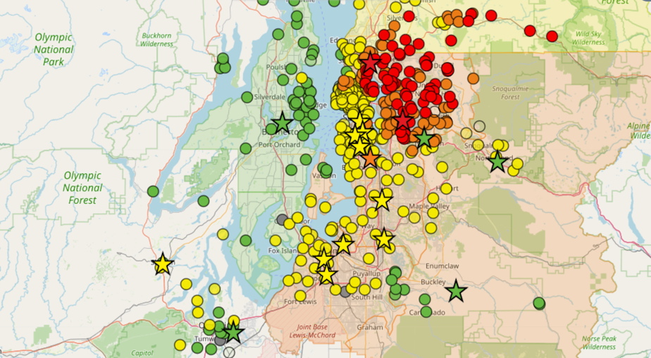 caption: Air quality in Western Washington on 9-21-2022. Smoke from nearby wildfires dipped air quality down into "moderate" and "unhealthy levels."