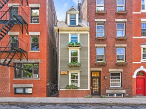 caption: The "Skinny House" or the "Spite House" is 10 feet wide at its widest. It's been sold for $1.25 million.