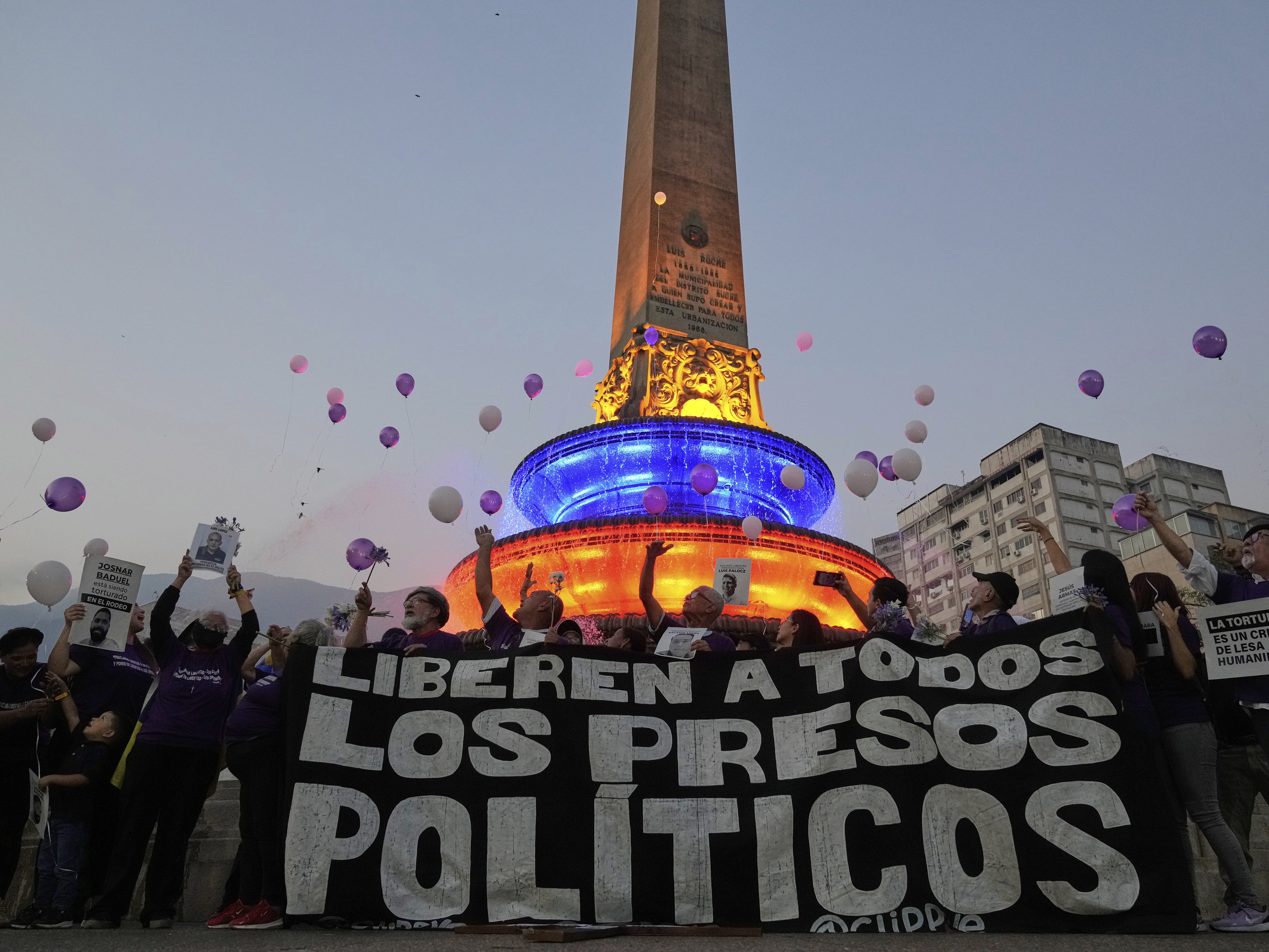 caption: Activists and relatives of prisoners release balloons calling for the freedom of political prisoners, in Caracas, Venezuela, April 14.