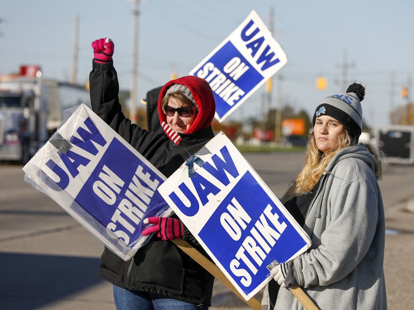 caption: United Auto Workers members picket Wednesday at a General Motors plant in Flint, Mich. Last year, more U.S. workers went on strike than at any time since 1986.