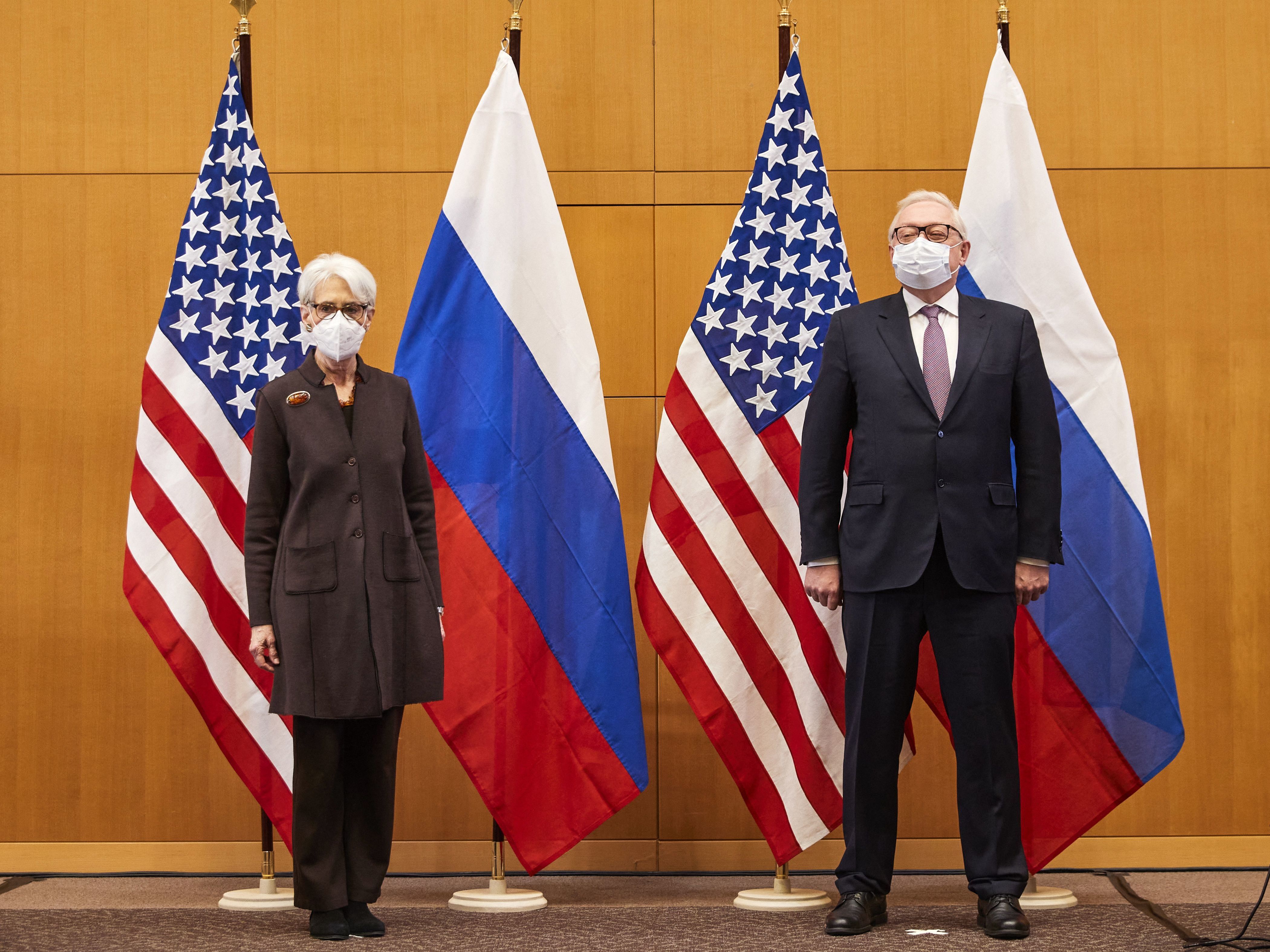 caption: U.S. Deputy Secretary of State Wendy Sherman (left) and Russian deputy Foreign Minister Sergei Ryabkov (right) pose for pictures as they attend security talks on soaring tensions over Ukraine, at the U.S. permanent Mission, in Geneva on Jan. 10.