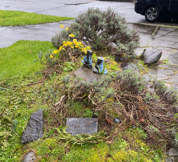 caption: When a bronze statue of Sadako Sasaki was stolen in july 2024, only its feet were left. The space will be restored by Seattle artist Saya Moriyasu.