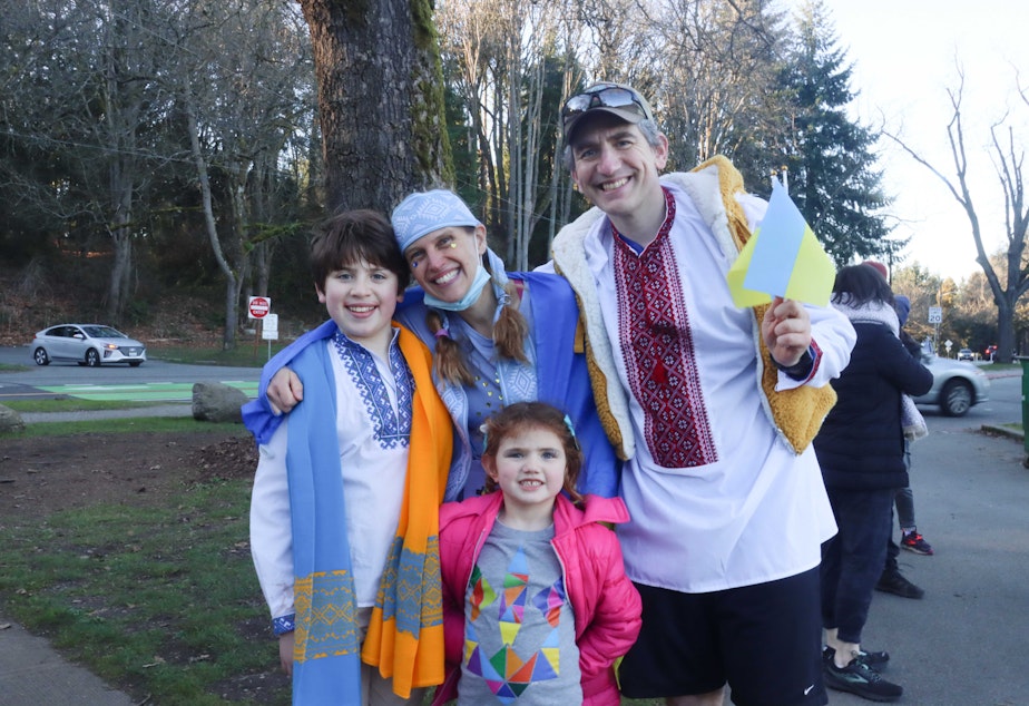 caption: Tamara Cyhan-Cunitz with her daughter Karina, son Ben, and husband Bryan at Green Lake Park.