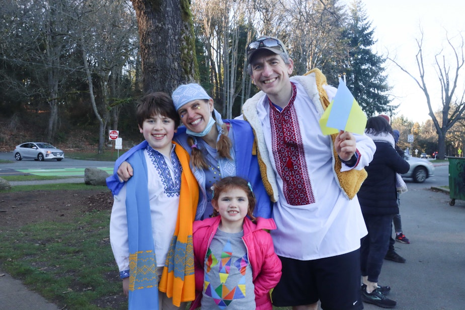 caption: Tamara Cyhan-Cunitz with her daughter Karina, son Ben, and husband Bryan at Green Lake Park.