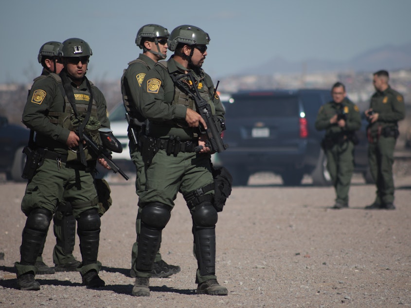 caption: U.S. Border Patrol agents conduct a training exercise in the Anapra area, in front of the wall that divides Sunland Park, N.M., from the Mexican state of Chihuahua.