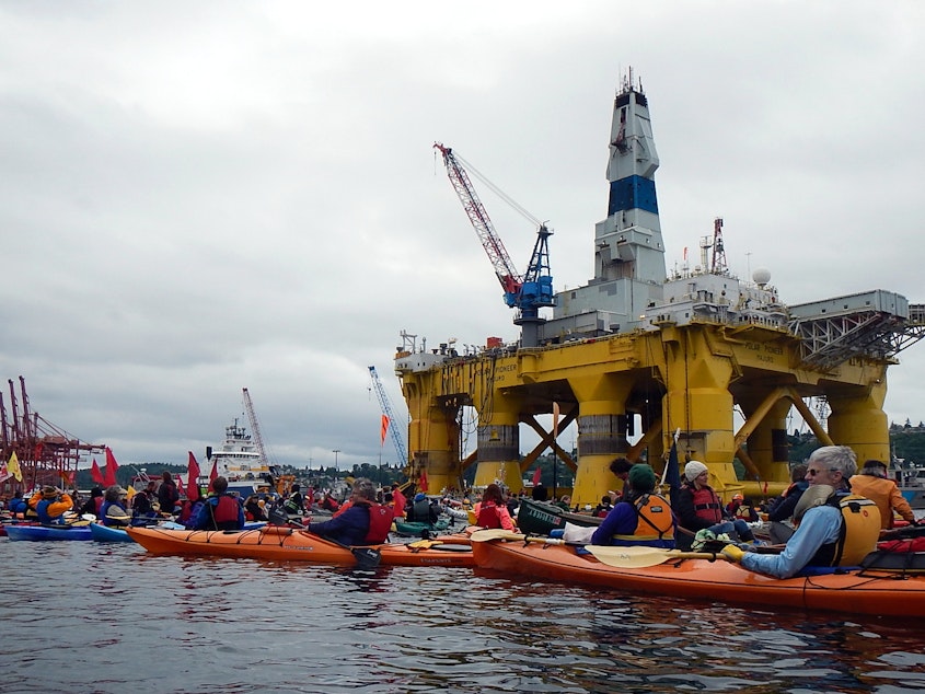 caption: The Polar Pioneer and hundreds of kayaking protesters on Seattle's Duwamish Waterway on May 16, 2015.