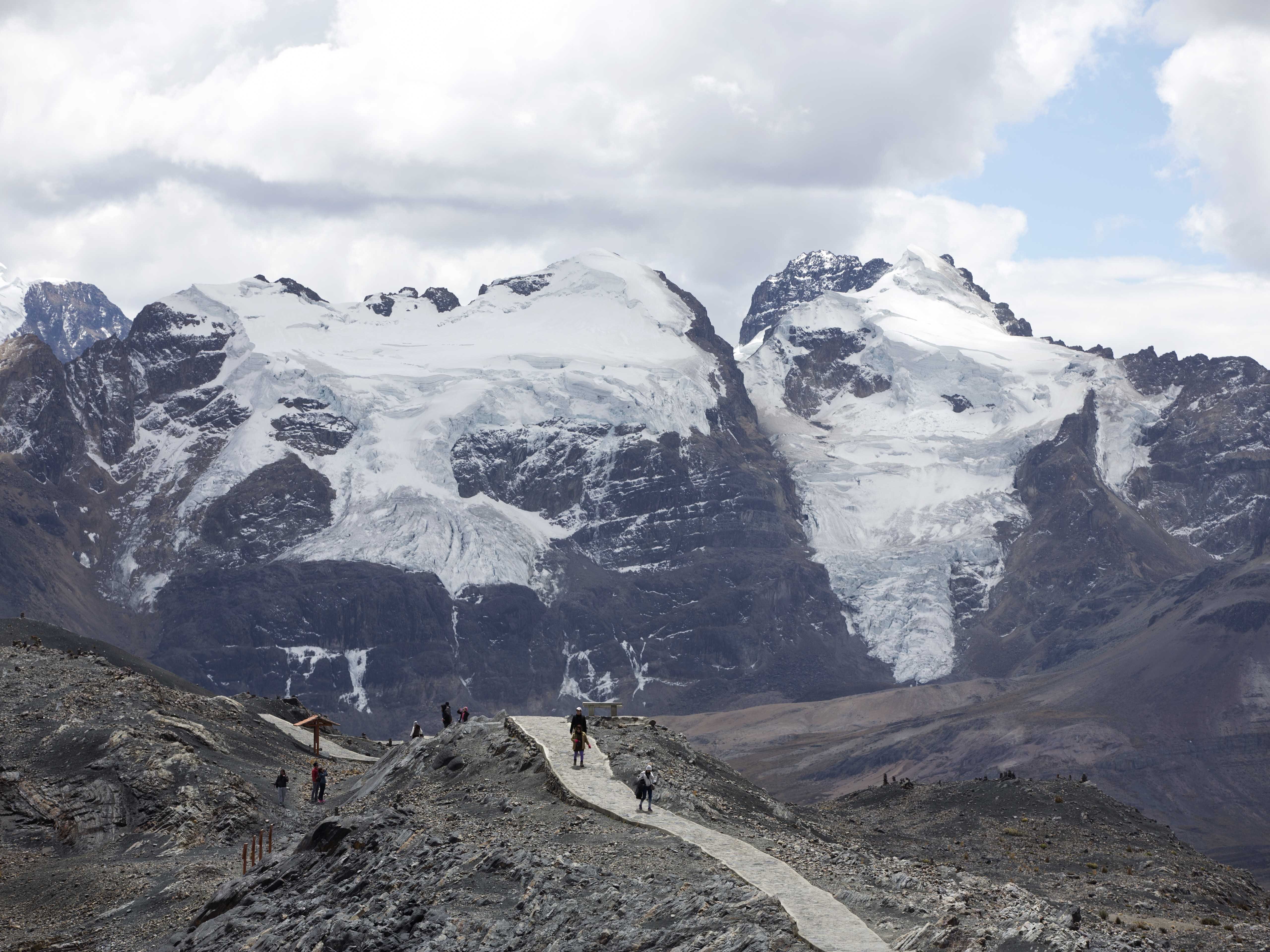 caption: Tourists walk in front of the Tuco glacier in Huascaran National Park during a tour called the "Route of climate change" in Huaraz, Peru, Aug. 12, 2016.