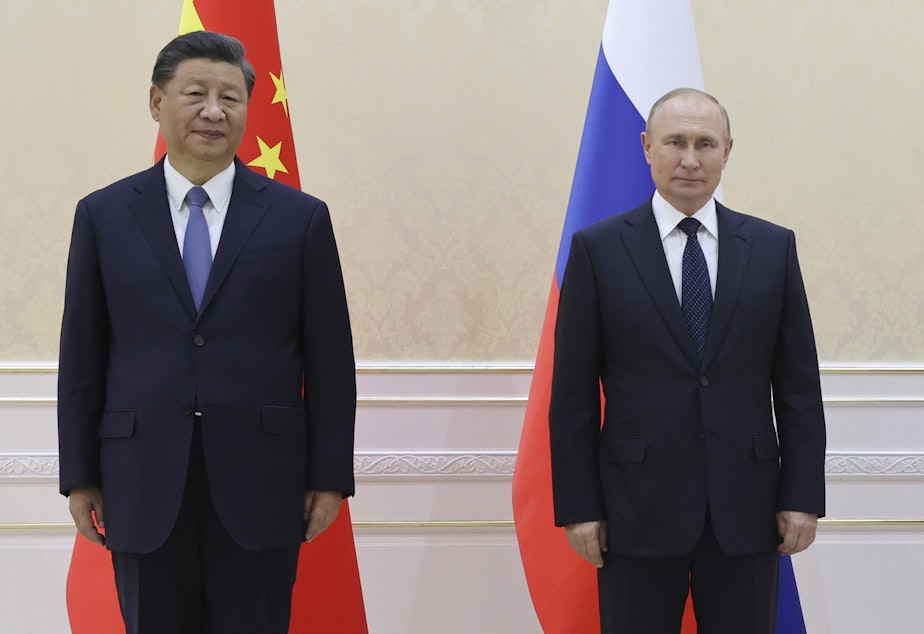 caption: Chinese President Xi Jinping and Russian President Vladimir Putin pose for a photo on the sidelines of the Shanghai Cooperation Organisation (SCO) summit in Samarkand, Uzbekistan, on Sept. 15, 2022.