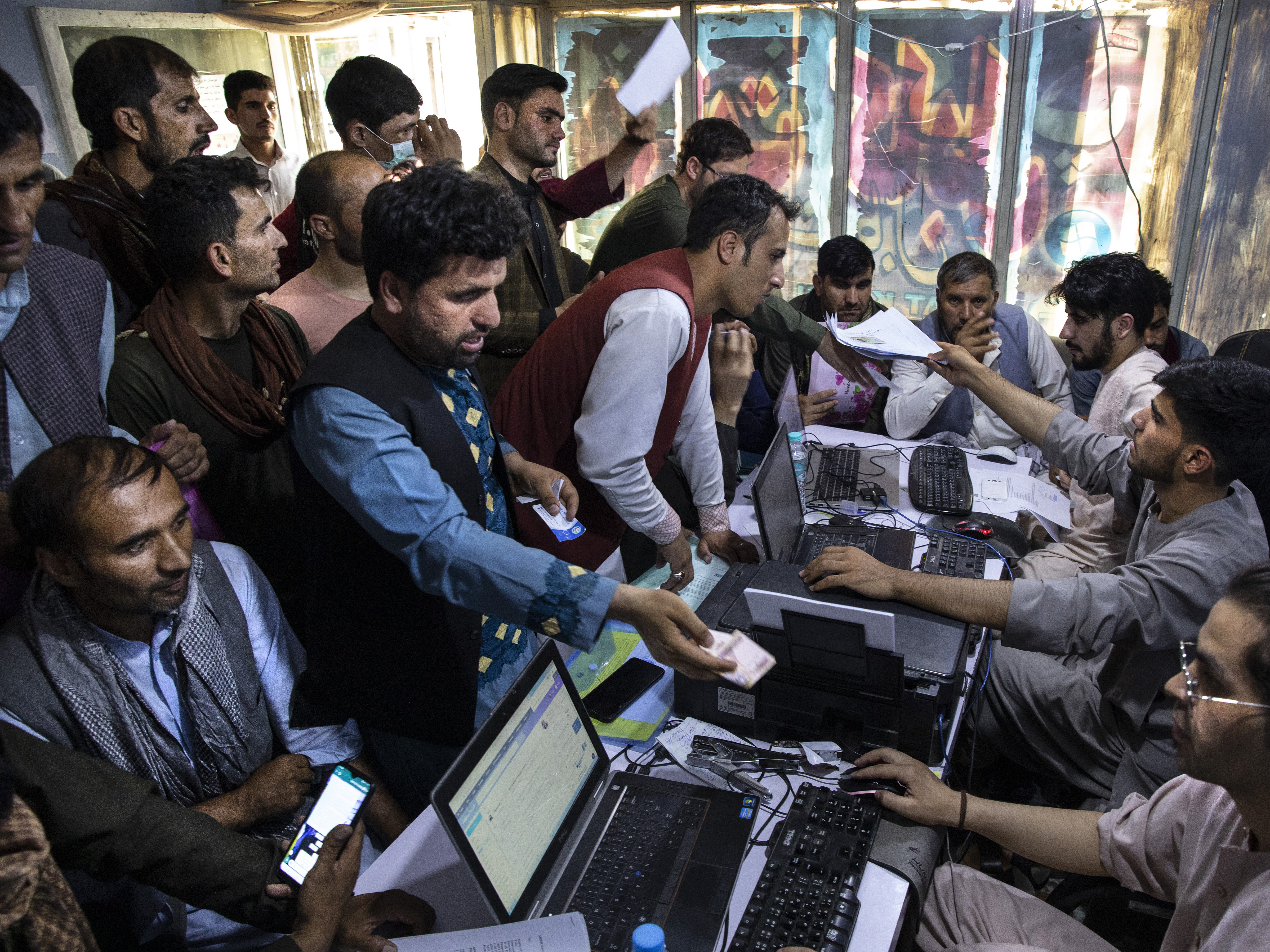 caption: Afghan Special Immigrant Visa (SIV) applicants crowd into the Herat Kabul Internet cafe to apply for the SIV program on August 8, 2021 in Kabul, Afghanistan.