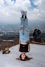 caption: Laura Mámbel, de 30 años, en una terraza del barrio de El Rincón, en el suroeste de Medellín, Colombia. Su principal objetivo es tener una vida económicamente sostenible a través de la danza.