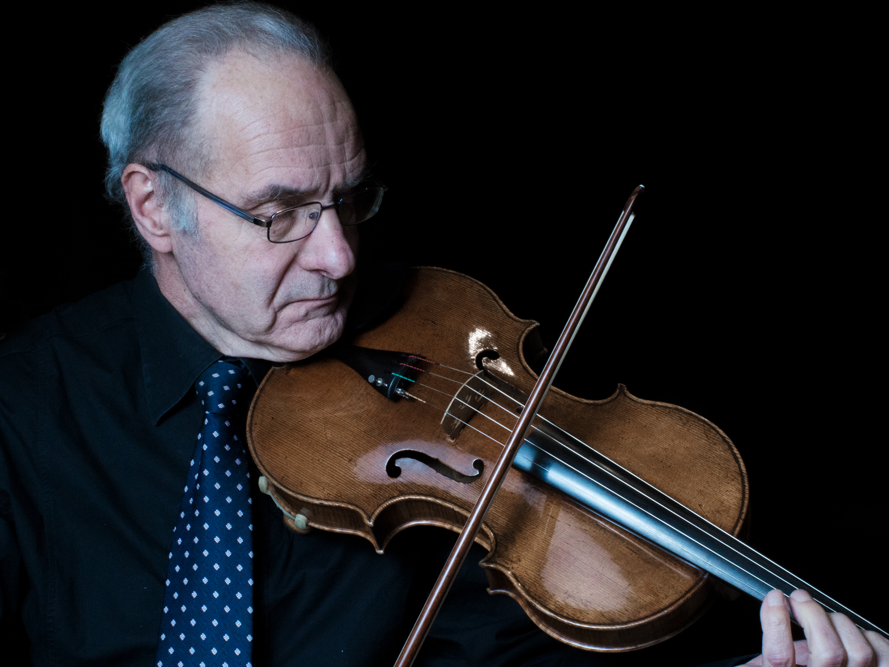 caption: Wim Janssen, one of the musicians involved in the recording project, plays a viola made by master luthier Girolamo Amati in 1615.