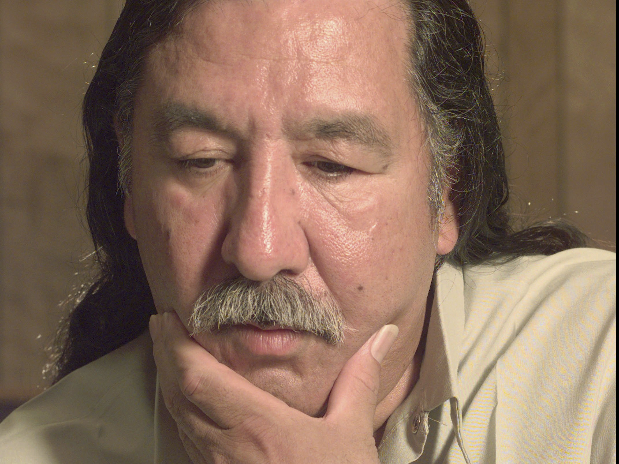 caption: American Indian activist Leonard Peltier speaks during an interview at the U.S. Penitentiary at Leavenworth, Kan., on April 29, 1999. Peltier, who has spent most of his life in prison for the 1975 killings of two FBI agents in South Dakota, was denied parole this week.