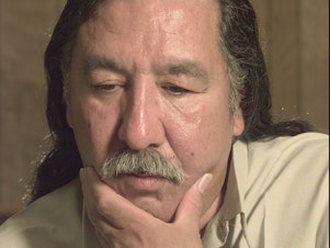 caption: American Indian activist Leonard Peltier speaks during an interview at the U.S. Penitentiary at Leavenworth, Kan., on April 29, 1999. Peltier, who has spent most of his life in prison for the 1975 killings of two FBI agents in South Dakota, was denied parole this week.